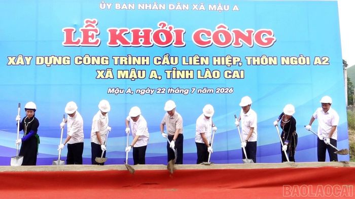 Các đại biểu thực hiện nghi thức khởi công công trình.