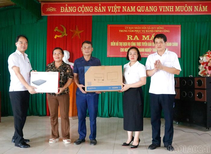 Công ty Cổ phần Luyện kim hóa chất Tây Bắc trao máy tính và một số thiết bị hỗ trợ địa phương.