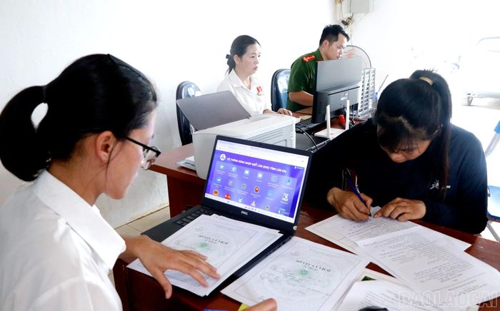Người dân được hỗ trợ giải quyết một số thủ tục ngay tại thôn.