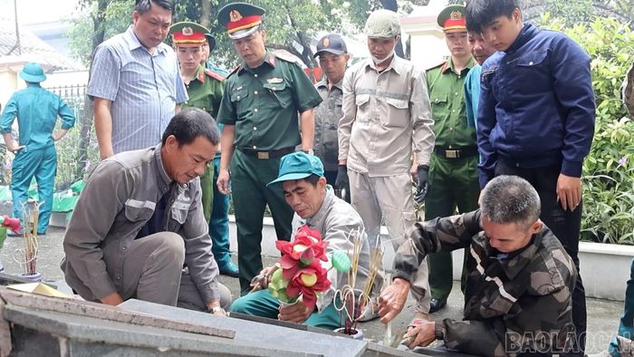 Xã Lục Yên tổ chức Lễ động thổ lấy mẫu sinh phẩm phục vụ giám định ADN xác định danh tính hài cốt liệt sĩ tại Nghĩa trang Liệt sĩ xã.