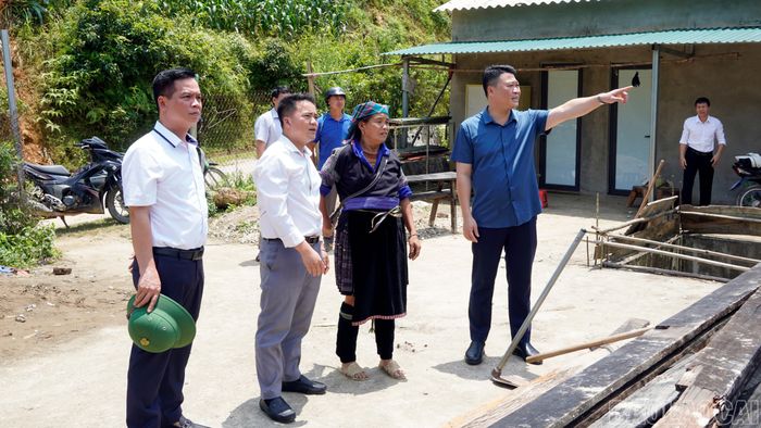 Đoàn công tác kiểm tra thực địa.