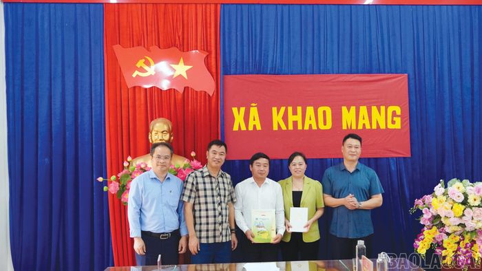 Đồng chí Hà Đức Minh - Phó Chủ tịch Thường trực Ủy ban MTTQ Việt Nam tỉnh tặng quà hỗ trợ các địa phương.