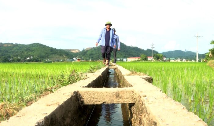 Tổ thủy nông thôn Làng Pẳn kiểm tra thường xuyên hệ thống mương nội đồng.