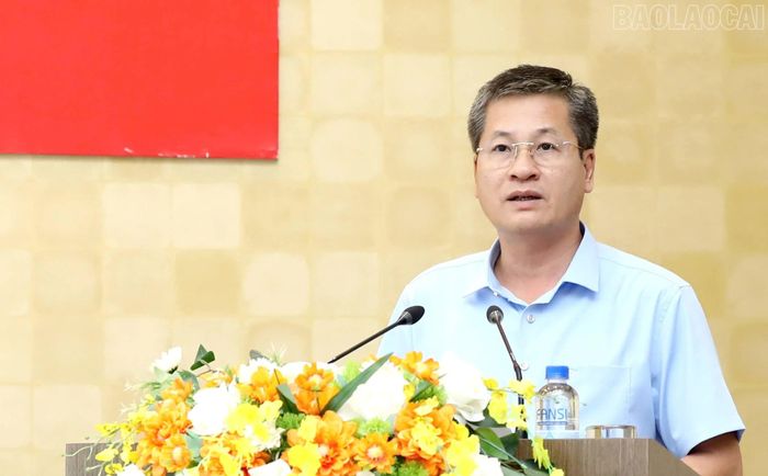 Đồng chí Ngô Hạnh Phúc - Ủy viên Ban Thường vụ Tỉnh ủy, Phó Chủ tịch Thường trực UBND tỉnh báo cáo kết quả thực hiện các chỉ tiêu phát triển kinh tế - xã hội 6 tháng đầu năm 2026.