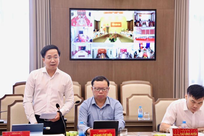 Đại biểu các sở, ban, ngành phát biểu tại phiên họp.