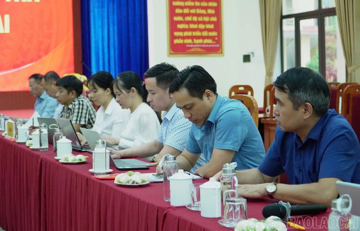 Các đại biểu dự buổi làm việc.