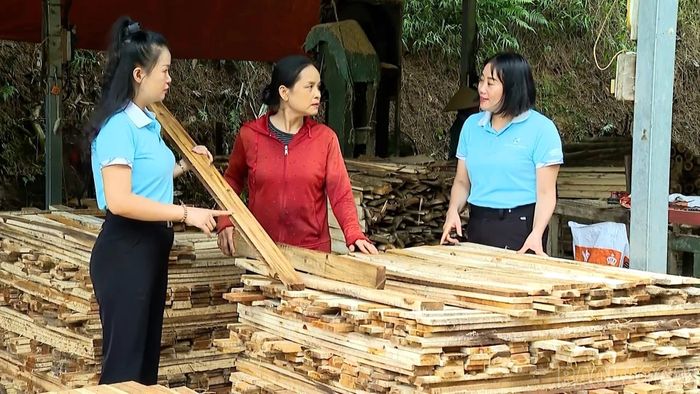 Chị Lương Thị Thanh (áo đỏ) làm giàu với nghề chế biến gỗ rừng trồng.