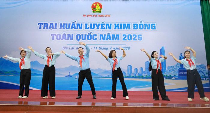 Chị Tạ Hải Vân (thứ 2, từ trái sang) cùng các học viên tham gia Trại huấn luyện Kim Đồng toàn quốc năm 2026