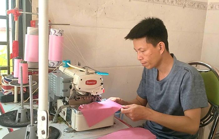 Nhờ vốn vay, anh Biểu đầu tư thêm các loại máy may gia công