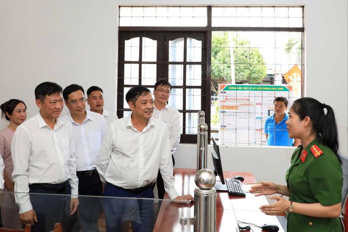 Lãnh đạo tỉnh thường xuyên kiểm tra cơ sở, nắm bắt tình hình để đẩy nhanh tiến độ hoàn thành cơ sở dữ liệu đất đai. Ảnh: Lê Phước