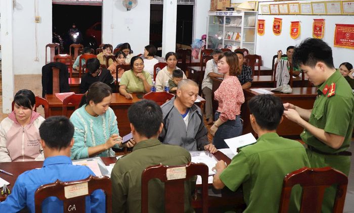 Hỗ trợ người dân thu nhận hồ sơ cấp căn cước, đăng ký và kích hoạt tài khoản định danh điện tử
