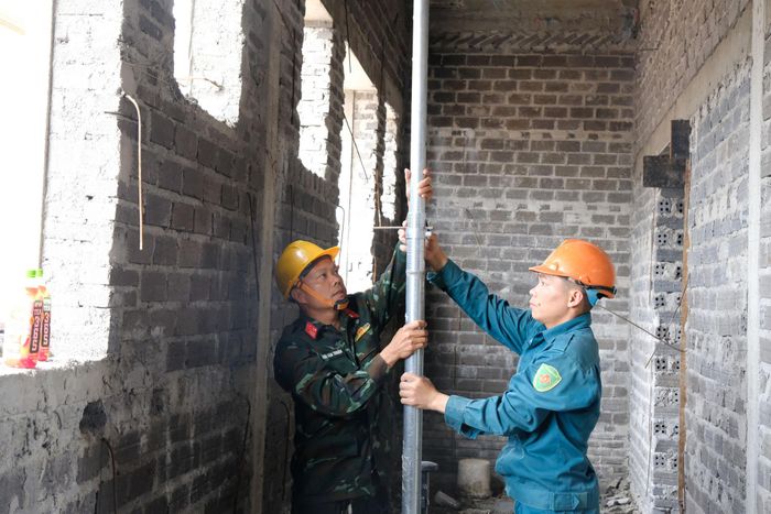 Cán bộ, chiến sĩ LLVT tỉnh góp sức xây dựng trường học ở vùng biên giới