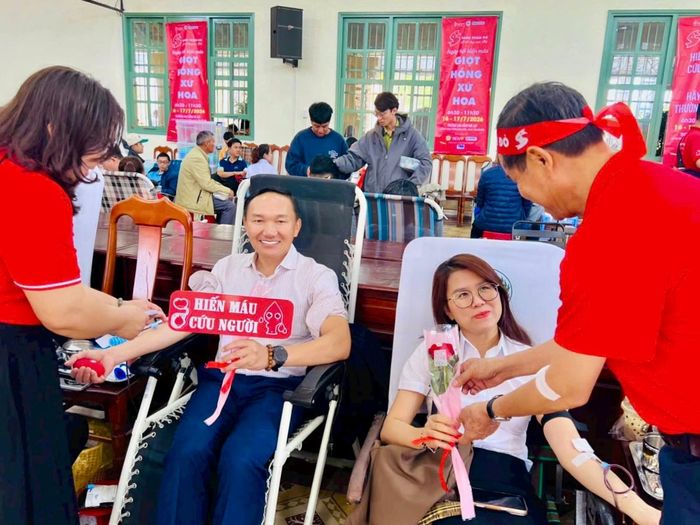 Tặng hoa tri ân người hiến máu tình nguyện
