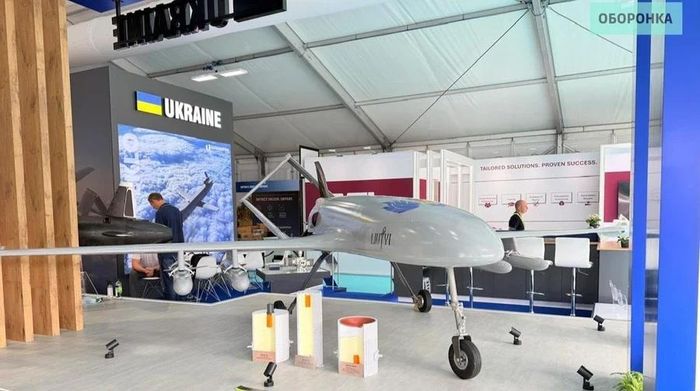 Biến thể tái sử dụng của UAV An-196 Liutyi mang mô hình 4 tên lửa hành trình, trưng bày tại triển lãm Farnborough. Ảnh: Oboronka