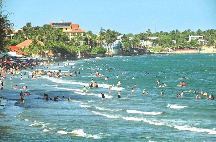 Biển Phan Thiết vào mùa du lịch hè (Ảnh tư liệu)