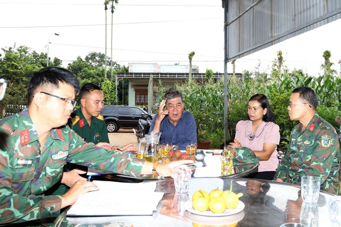 Lãnh đạo Đảng ủy xã Đắk Sắk và Ban Chỉ huy Quân sự xã gặp gỡ một số nhân chứng để xác minh thông tin tìm kiếm, quy tập hài cốt liệt sĩ