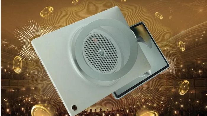 Motorola đã tích hợp dàn loa JBL với tổng cộng 9 loa, cung cấp công suất đầu ra lên đến 48W