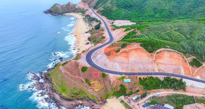 Cung đường đèo hiện đã trải thảm nhựa. Ảnh: Báo Tiền Phong