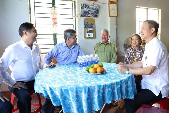 Đoàn công tác của tỉnh Lâm Đồng thăm gia đình ông Dương Đình Phụng
