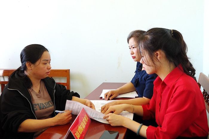 Phụ huynh học sinh được giải thích, đối chiếu các điều kiện trong quá trình nộp hồ sơ tuyển sinh