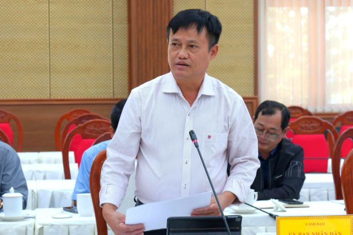 Chủ tịch UBND xã Nam Dong (Lâm Đồng) Bùi Công Cường báo cáo tiến độ giải ngân vốn tại địa phương