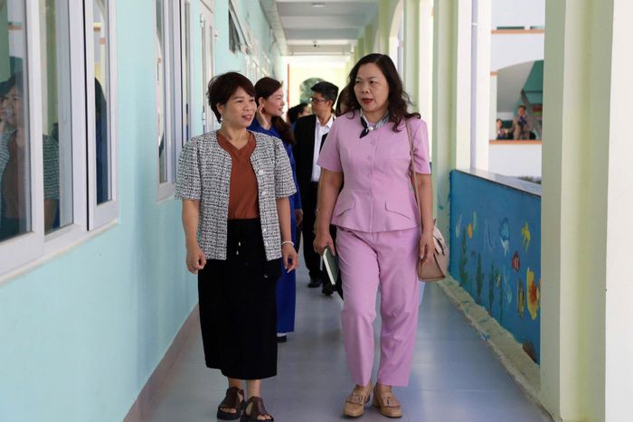 Đồng chí Nguyễn Thị Thuận Bích, Tỉnh ủy viên, Phó Chủ tịch HĐND tỉnh kiêm Trưởng Ban Văn hóa - Xã hội HĐND tỉnh cùng đoàn công tác khảo sát tại các trung tâm, cơ sở giáo dục công lập có học sinh hòa nhập