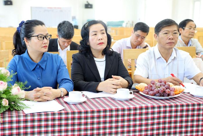 Các đại biểu tham dự buổi làm việc
