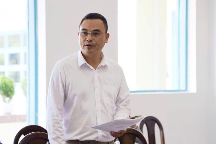 Hiệu trưởng Trường Tiểu học Lê Quý Đôn Nguyễn Văn Nam thông tin về tình hình thực hiện chế độ, chính sách đối với cán bộ quản lý, giáo viên, nhân viên và học sinh khuyết tật tại trường