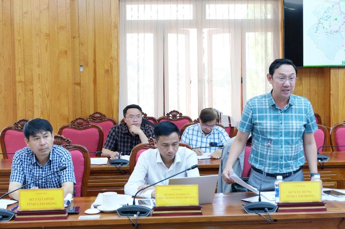 Phó Giám đốc Sở Xây dựng Bùi Trường Sơn nêu ý kiến tại buổi làm việc