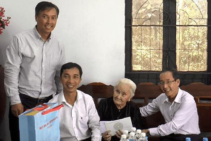 Đồng chí Huỳnh Ngọc Anh, Ủy viên Ban Thường vụ Tỉnh ủy, Phó Bí thư Thường trực Đảng ủy các cơ quan Đảng tỉnh ân cần thăm hỏi sức khỏe Mẹ Việt Nam Anh hùng Phạm Thị Hữu
