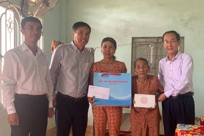 Đoàn công tác thăm và tặng quà bà Bùi Thị Ry, thân nhân liệt sĩ