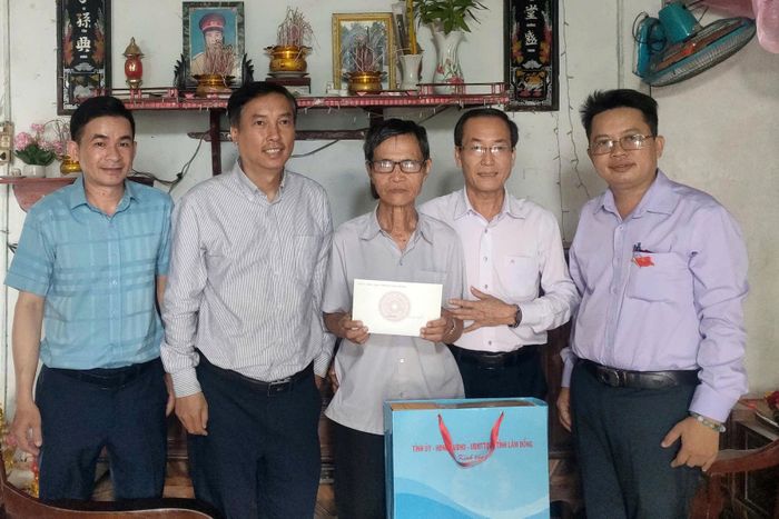 Đồng chí Huỳnh Ngọc Anh, Ủy viên Ban Thường vụ Tỉnh ủy, Phó Bí thư Thường trực Đảng ủy các cơ quan Đảng tỉnh cùng các thành viên trong đoàn công tác thăm, tặng quà gia đình thương bệnh binh Nguyễn Đức Hiền