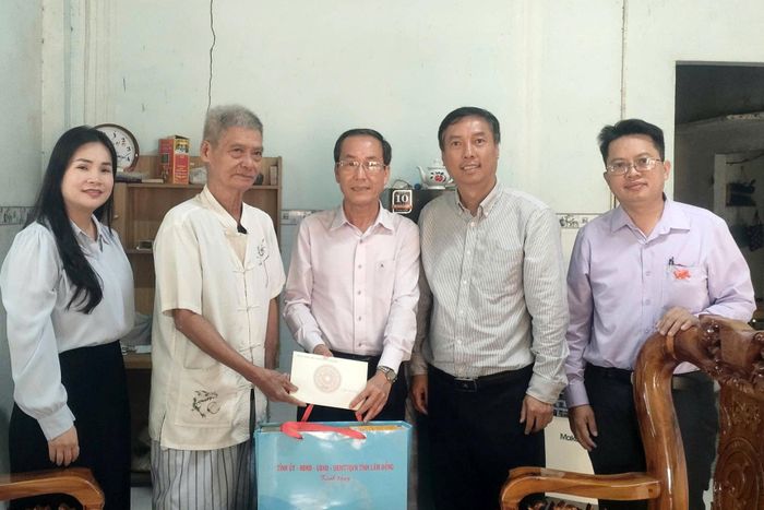 Đoàn công tác thăm và tặng quà cho gia đình ông Lại Quý Mỹ