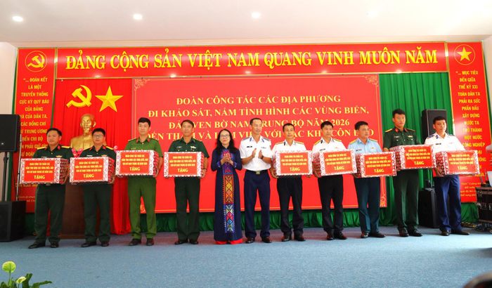 Cảnh sát biển Việt Nam tặng quà cho các lực lượng vũ trang đóng quân trên Đặc khu Côn Đảo