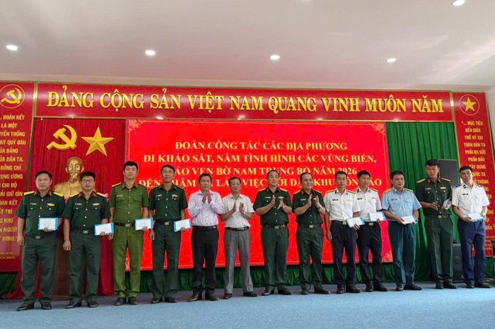 Đồng chí Lê Minh Quang, Phó Trưởng Ban Tuyên giáo và Dân vận Tỉnh ủy Lâm Đồng (đứng thứ 6, từ trái qua) trao tặng những phần quà cho các đơn vị lực lượng vũ trang ở Đặc khu Côn Đảo