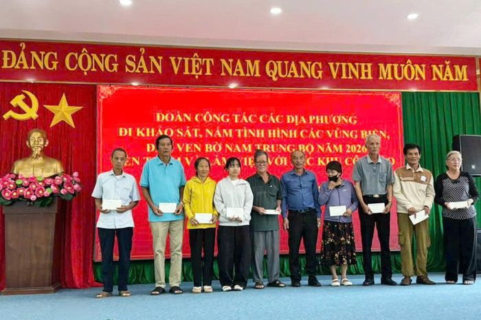 Đồng chí Nguyễn Phú Nghĩ, Phó Chủ tịch Ủy ban MTTQ Việt Nam tỉnh Lâm Đồng tặng quà cho các gia đình chính sách, khó khăn ở Đặc khu Côn Đảo