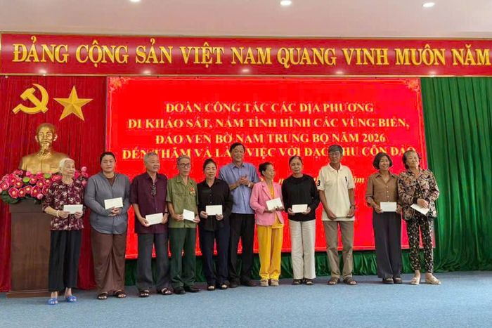 Đồng chí Trương Quốc Thế Minh, Phó Giám đốc Báo và Phát thanh, Truyền hình Lâm Đồng tặng quà cho các gia đình chính sách, người dân khó khăn ở Đặc khu Côn Đảo