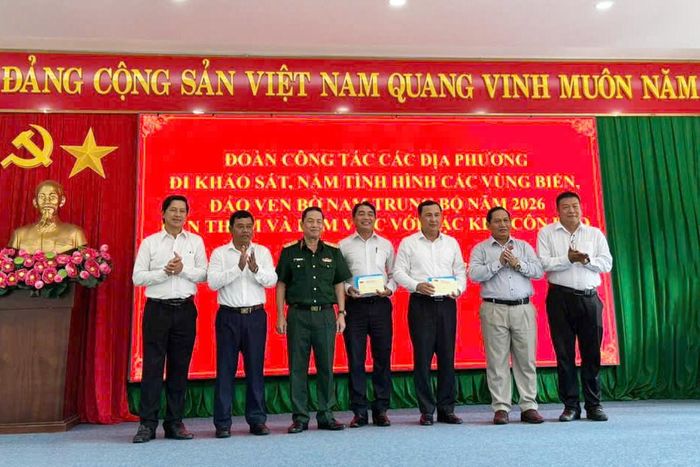 Đồng chí K’Mak, Ủy viên Ban Thường vụ Tỉnh ủy, Phó Chủ tịch HĐND tỉnh Lâm Đồng (đứng thứ 2, từ phải qua) tặng quà cho cấp ủy, chính quyền đặc khu