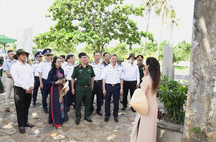 Đoàn công tác tham quan di tích lịch sử tại Đặc khu Côn Đảo