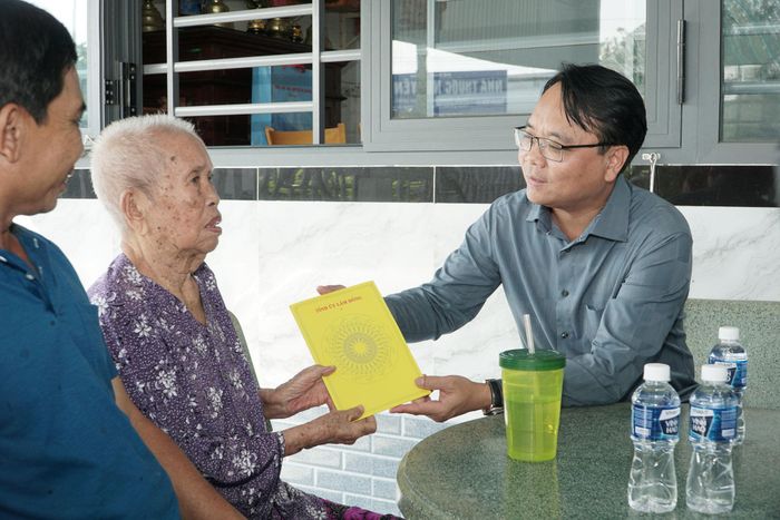 Phó Bí thư Thường trực Tỉnh ủy Lâm Đồng Đặng Hồng Sỹ thăm, tặng quà Mẹ Việt Nam Anh hùng Nguyễn Thị Mức ở xã Hàm Thạnh