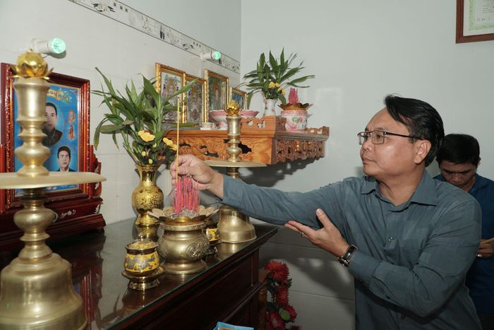 Phó Bí thư Thường trực Tỉnh ủy Lâm Đồng Đặng Hồng Sỹ thắp nhang tri ân tại nhà Mẹ Việt Nam Anh hùng Nguyễn Thị Mức
