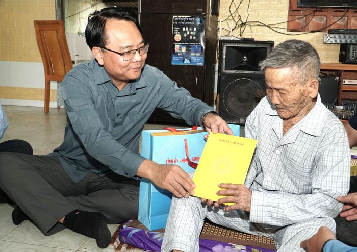 Phó Bí thư Thường trực Tỉnh ủy Lâm Đồng Đặng Hồng Sỹ thăm, tặng quà thương binh Đỗ Thương ở xã Hàm Thạnh