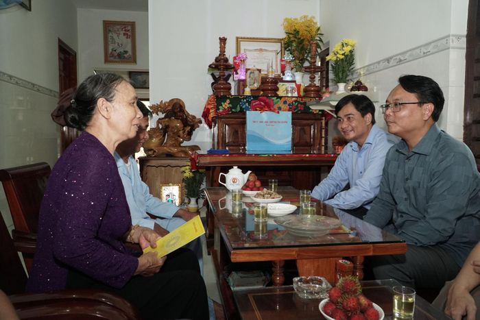 Phó Bí thư Thường trực Tỉnh ủy Đặng Hồng Sỹ, lãnh đạo Sở Nội vụ thăm hỏi sức khỏe thương binh Nguyễn Thị Hoa và gia đình ở xã Tuyên Quang