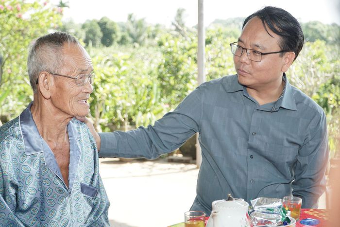 Phó Bí thư Thường trực Tỉnh ủy Đặng Hồng Sỹ thăm hỏi sức khỏe ông Trương Văn Tư ở xã Tuyên Quang