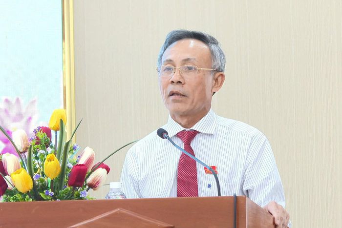 Đồng chí Nguyễn Văn Tám, Ủy viên Ban Thường vụ Tỉnh ủy, Trưởng Ban Nội chính Tỉnh ủy, Chủ tịch HĐND phường Phan Thiết phát biểu tại kỳ họp