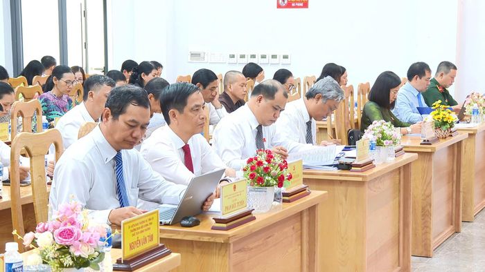 Đồng chí Võ Thanh Bình, Ủy viên Ban Thường vụ Tỉnh ủy, Bí thư Đảng ủy phường Phan Thiết (thứ 2) cùng các đồng chí lãnh đạo Đảng ủy, HĐND, UBND phường Phan Thiết và đại biểu HĐND phường tham dự kỳ họp