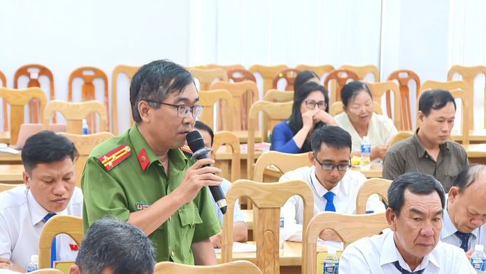 Lãnh đạo Công an phường trả lời các ý kiến của đại biểu liên quan đến trật tự xã hội