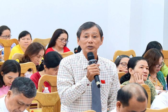 Các đại biểu thảo luận tại kỳ họp