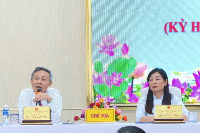 Các đồng chí: Nguyễn Văn Tám, Ủy viên Ban Thường vụ Tỉnh ủy, Trưởng Ban Nội chính Tỉnh ủy, Chủ tịch HĐND phường; Đỗ Thị Thúy Nga, Phó Chủ tịch HĐND phường chủ tọa kỳ họp
