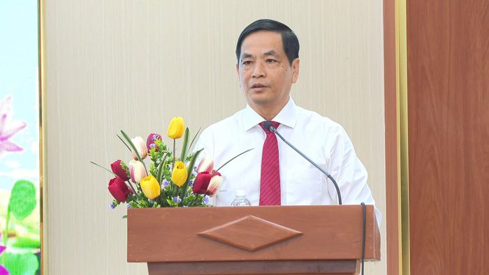 Đồng chí Võ Thanh Bình, Ủy viên Ban Thường vụ Tỉnh ủy, Bí thư Đảng ủy phường Phan Thiết phát biểu tại Kỳ họp